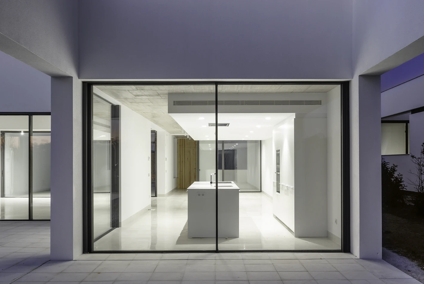 Villa contemporaine — grande baie vitrée coulissante en aluminium